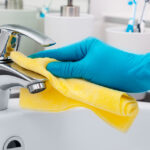 Jak zmiękczacze wody pomagają w utrzymaniu czystości w domu?